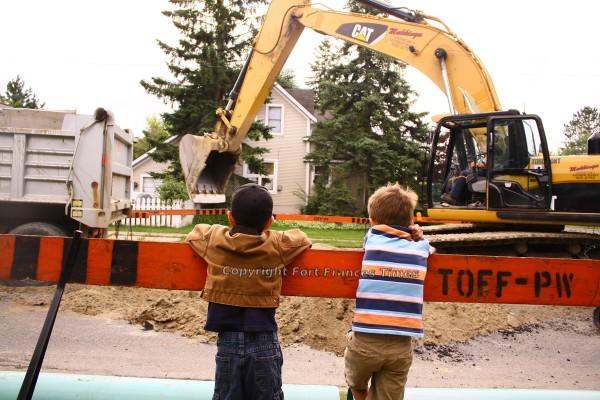 Watching ’em dig