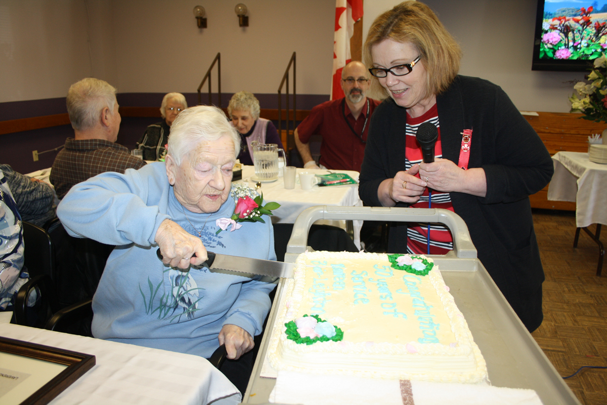 Cutting cake