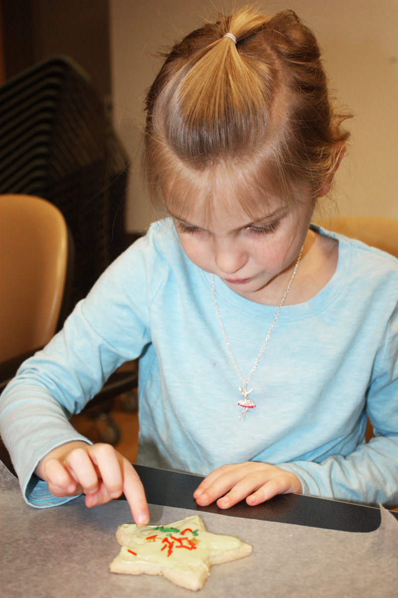 Decorating cookie