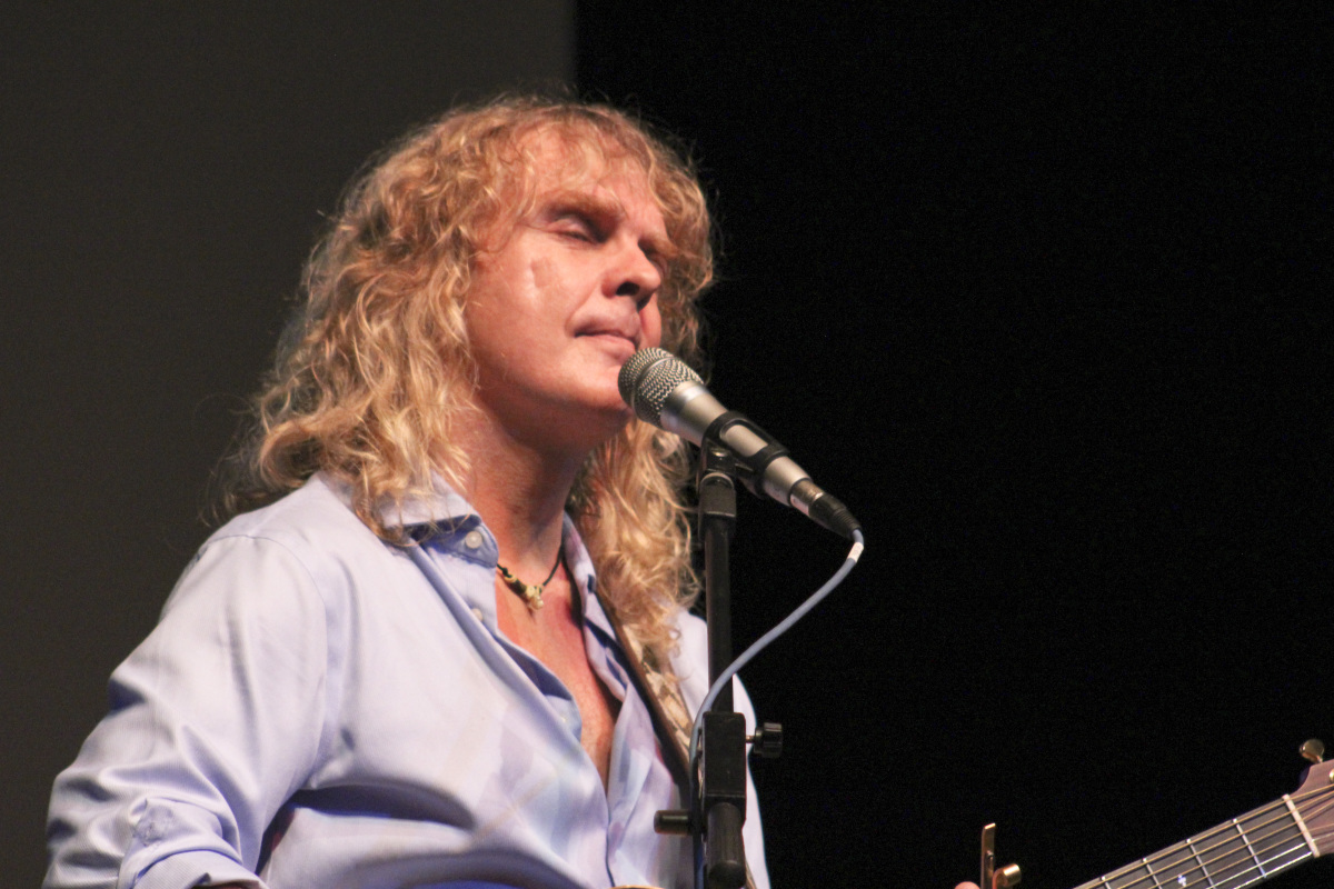 Dixon singing