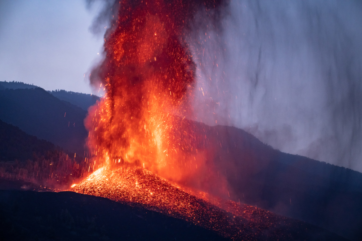 Hawaii volcano’s lava oozes toward key Big Island highway