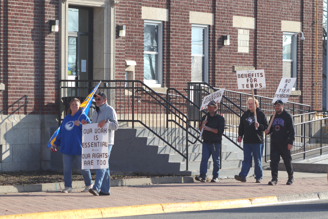Postal workers deliver on strike threat