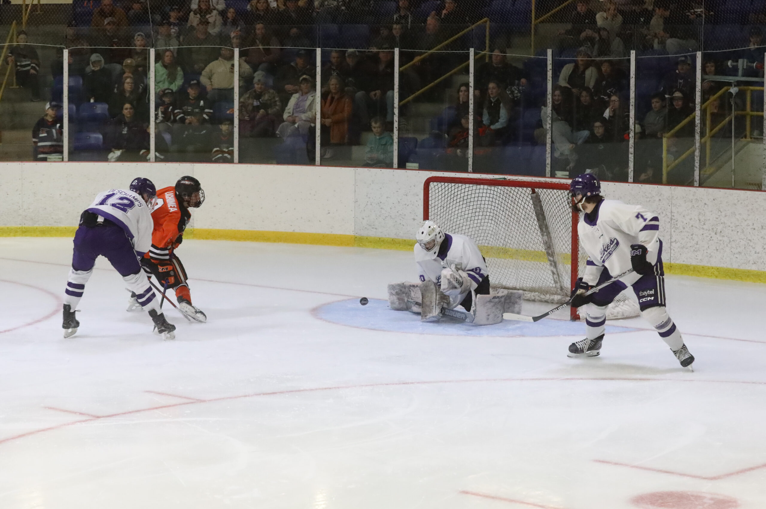 Lakers score late to take second straight game in semifinal